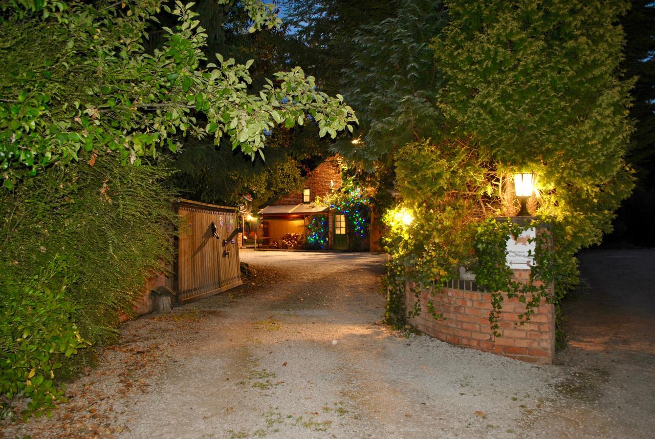 Squirrel Barn Villa Milwich ภายนอก รูปภาพ